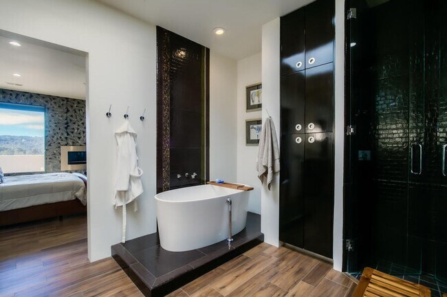 Building Photo - 3 Bedroom, 2.5 Bathroom Home in Paako Ridge Community