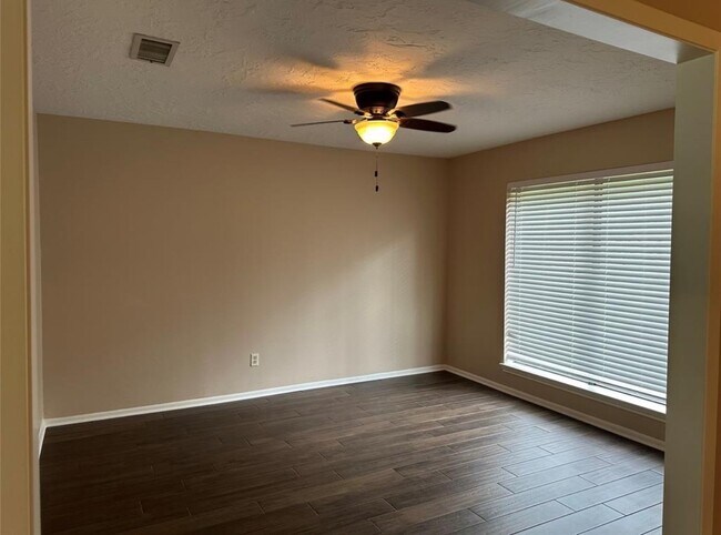 Building Photo - 17406 Spicewood Springs Ln