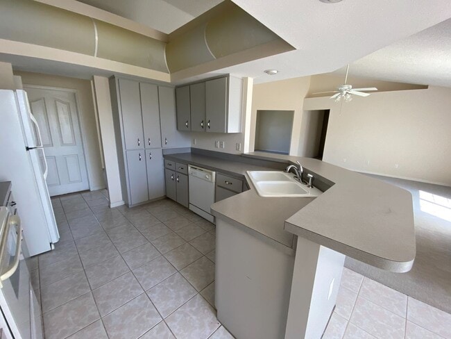 Building Photo - Marion Oaks Home - 3/2/2 1860 sqft.
