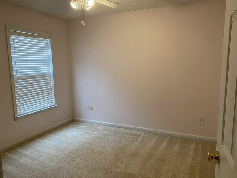Building Photo - 2706 Cottesford Dr SE