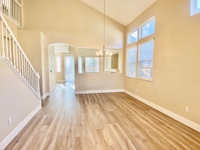 Building Photo - NEWLY RENOVATED, VERY CLEAN 5 BED, 3 BATH,...