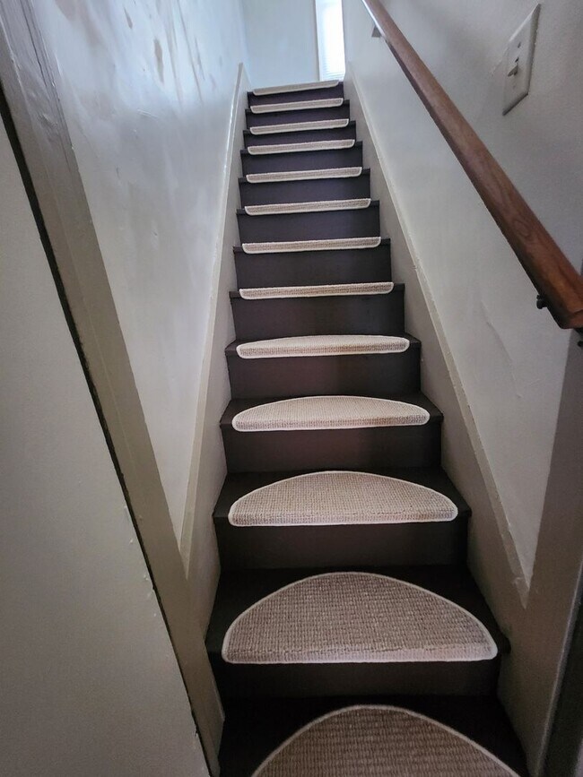 Building Photo - 1221 E Philadelphia St