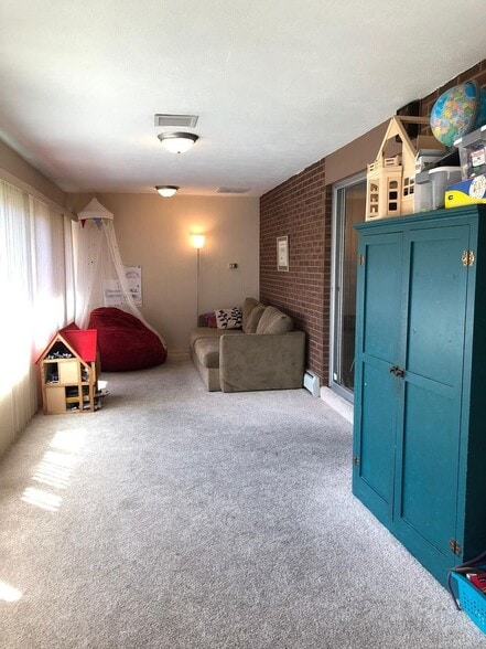 Building Photo - 355 S Newport Way