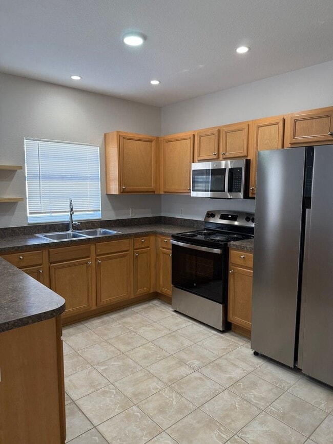 Building Photo - Awesome location and close to a park!