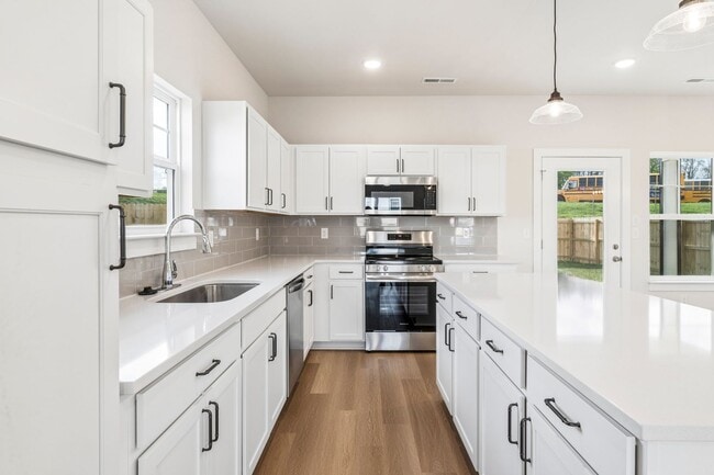 Building Photo - Brand new home in a great location central to all of Tri-Cities