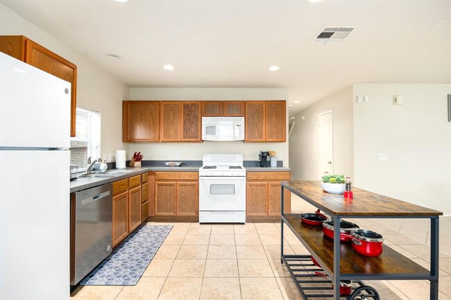 Building Photo - 814 Eagles Glide Dr