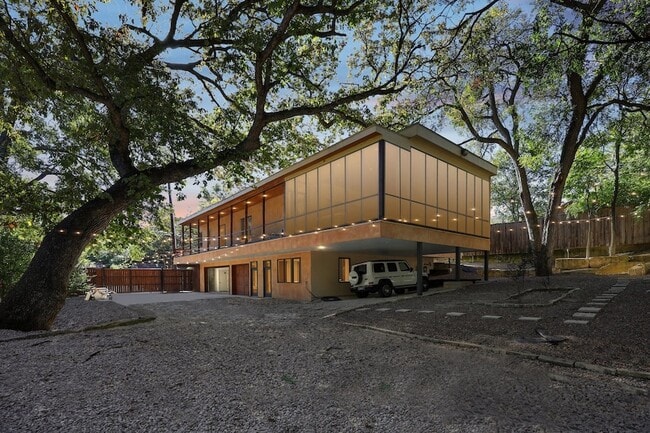 Building Photo - 8635 San Leandro Dr