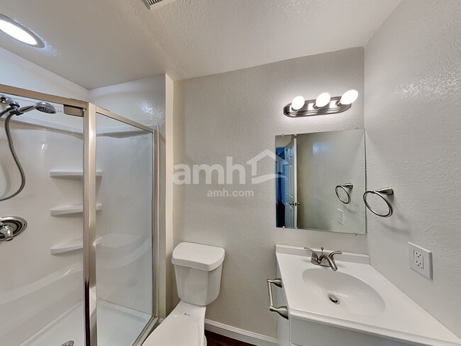 Building Photo - 522 N 8th Ct