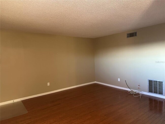 Building Photo - 209 NE Lincoln Cir N