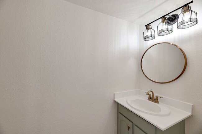 Building Photo - Modern 2-bedroom condo in North Phoenix!