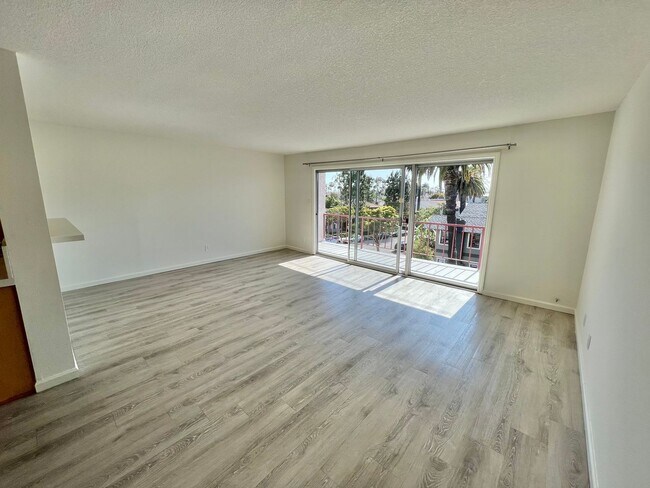 Building Photo - Top Floor Ocean View 1 Bed | Fully Remodeled | Large Balcony | Prime 2nd Street Location