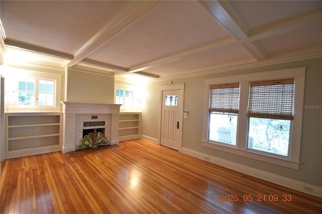 Building Photo - 810 S Packwood Ave