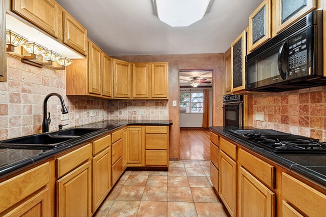 Building Photo - 1721 Woodruff Place Cross Dr