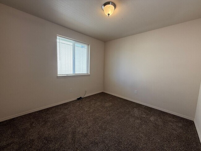 Building Photo - CHECK OUT THIS SPACIOUS TOWNHOUSE IN REDMO...