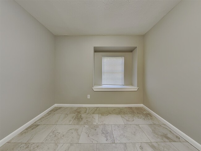 Building Photo - 24507 Fir Ridge Ct