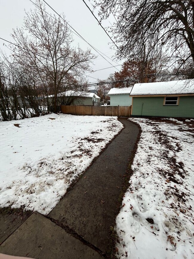 Building Photo - 4 Bedroom Home on Kalispell’s East Side – Spacious Yard & Double Garage