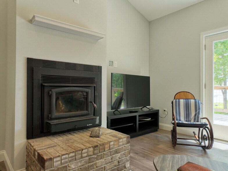 Building Photo - 425 Shamrock Ct