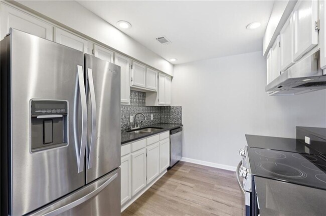 Building Photo - 605 Candler St