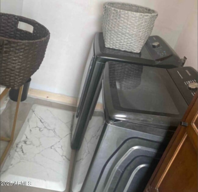 Building Photo - 1055 E Whitton Ave