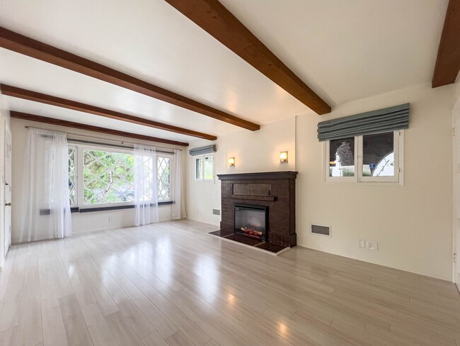 Building Photo - Stunning 2 BR Santa Monica Duplex with Views!