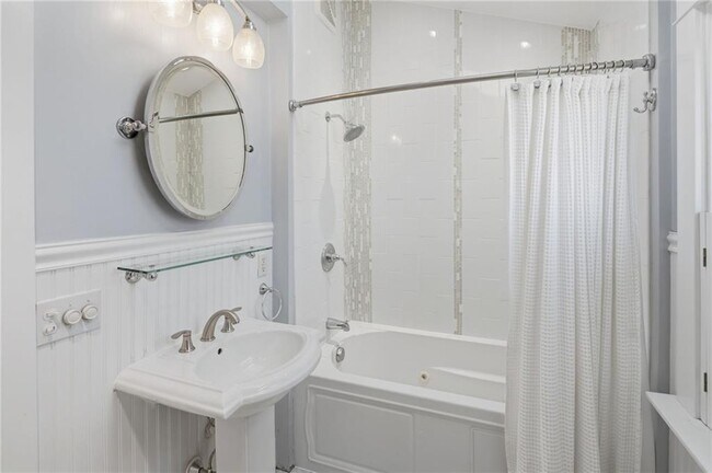 Building Photo - 21 Earlham Way