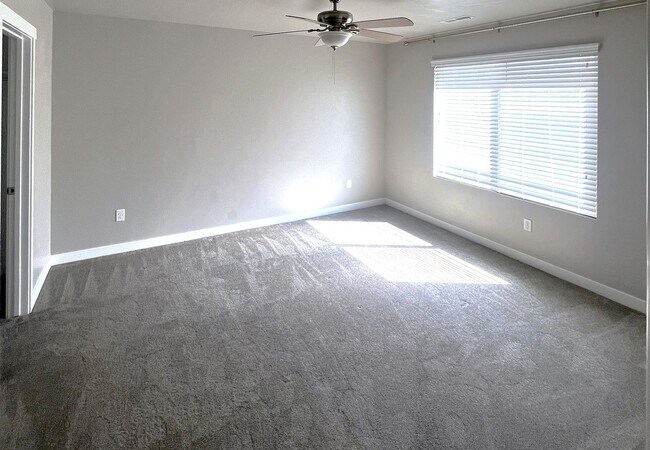 Building Photo - Beautiful 3 Bedroom Townhome in Bluffdale