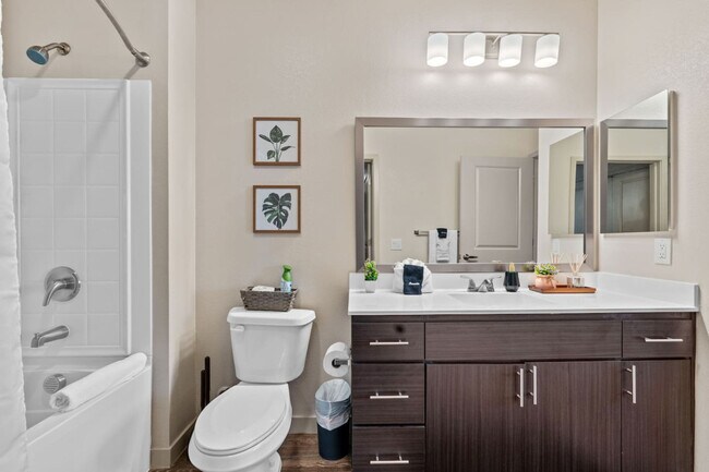 Building Photo - 711 W Broadway Rd