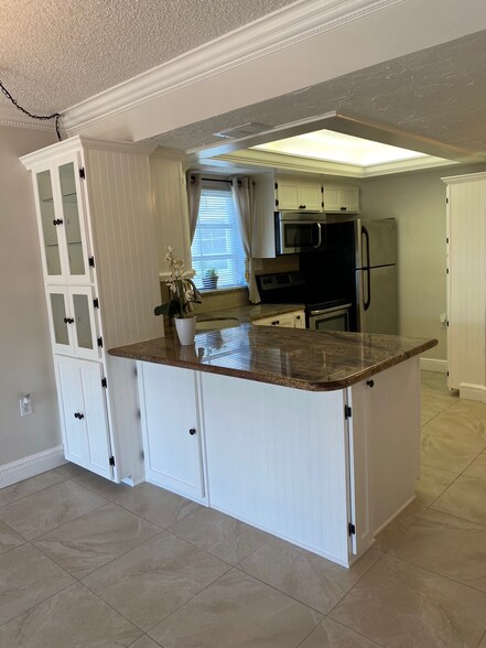 Building Photo - 5 High Point Cir W