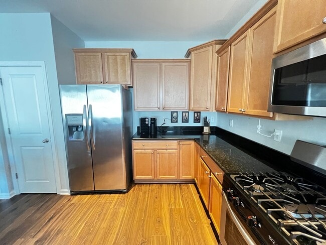 Building Photo - Beautiful 4 Bedroom, 3.5 Bath, Town Home at Tuscany is Available Now!