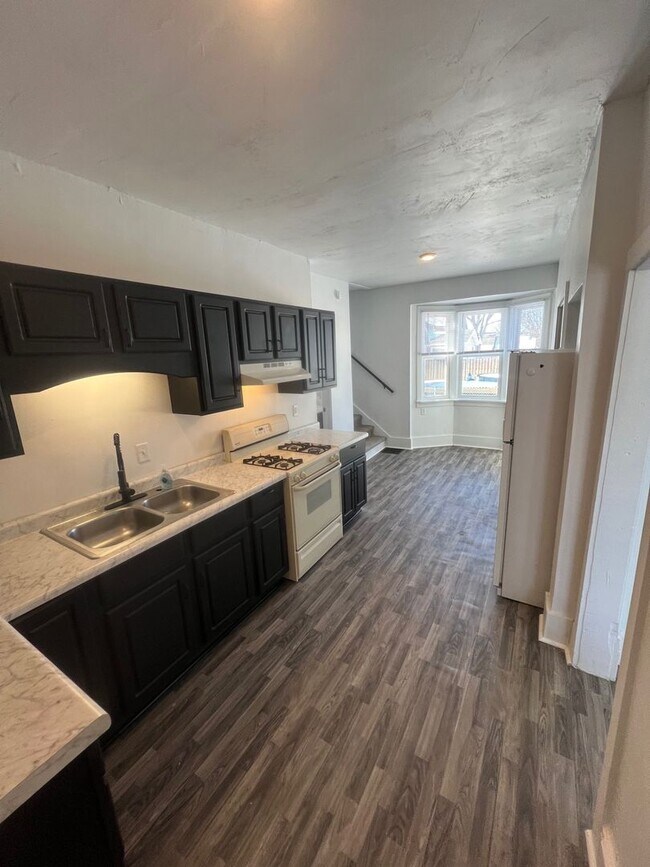 Building Photo - 4 Bedroom 2 Bath Single Family Home Available NOW!