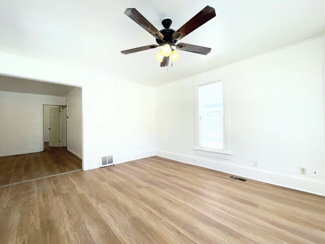 Building Photo - 3 Bed, 2 Bath Bungalow