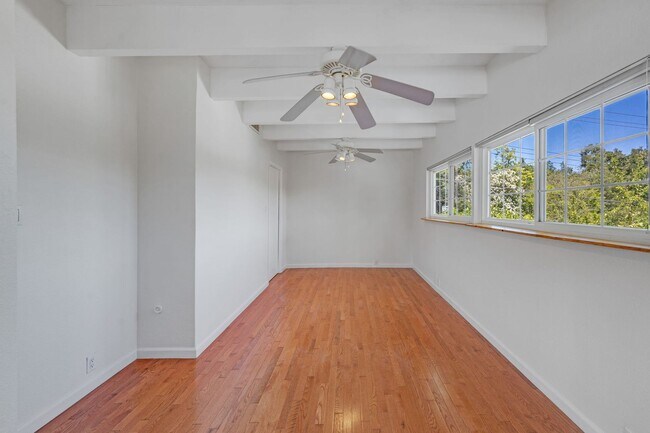 Building Photo - Private 2-Bedroom Fair Oaks Duplex with Gated Driveway & Garage!