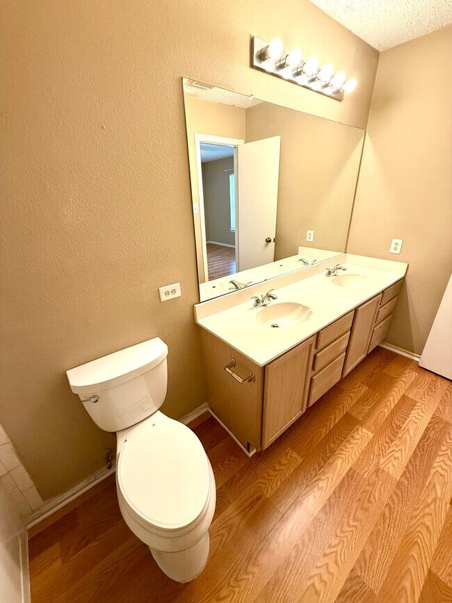 Building Photo - AVAILABLE NOW! 3 Bedroom 2 Bath Home Ready...