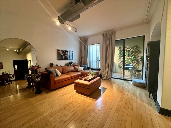 Building Photo - 1901 Post Oak Blvd