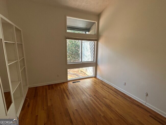 Building Photo - 180 Woodstone Dr