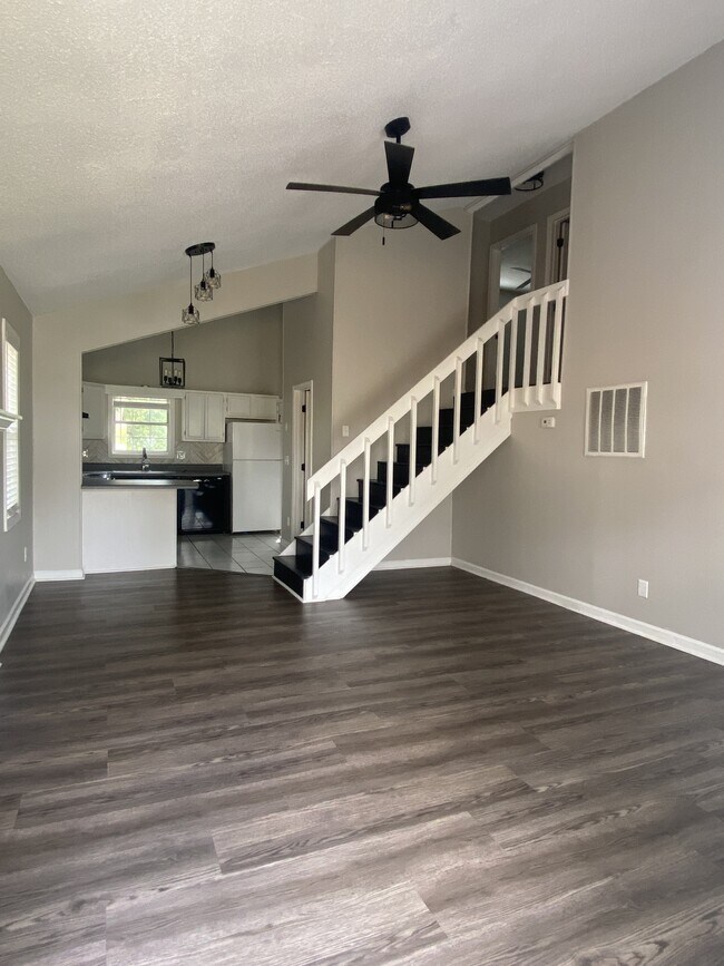 Building Photo - 145 Viking Dr