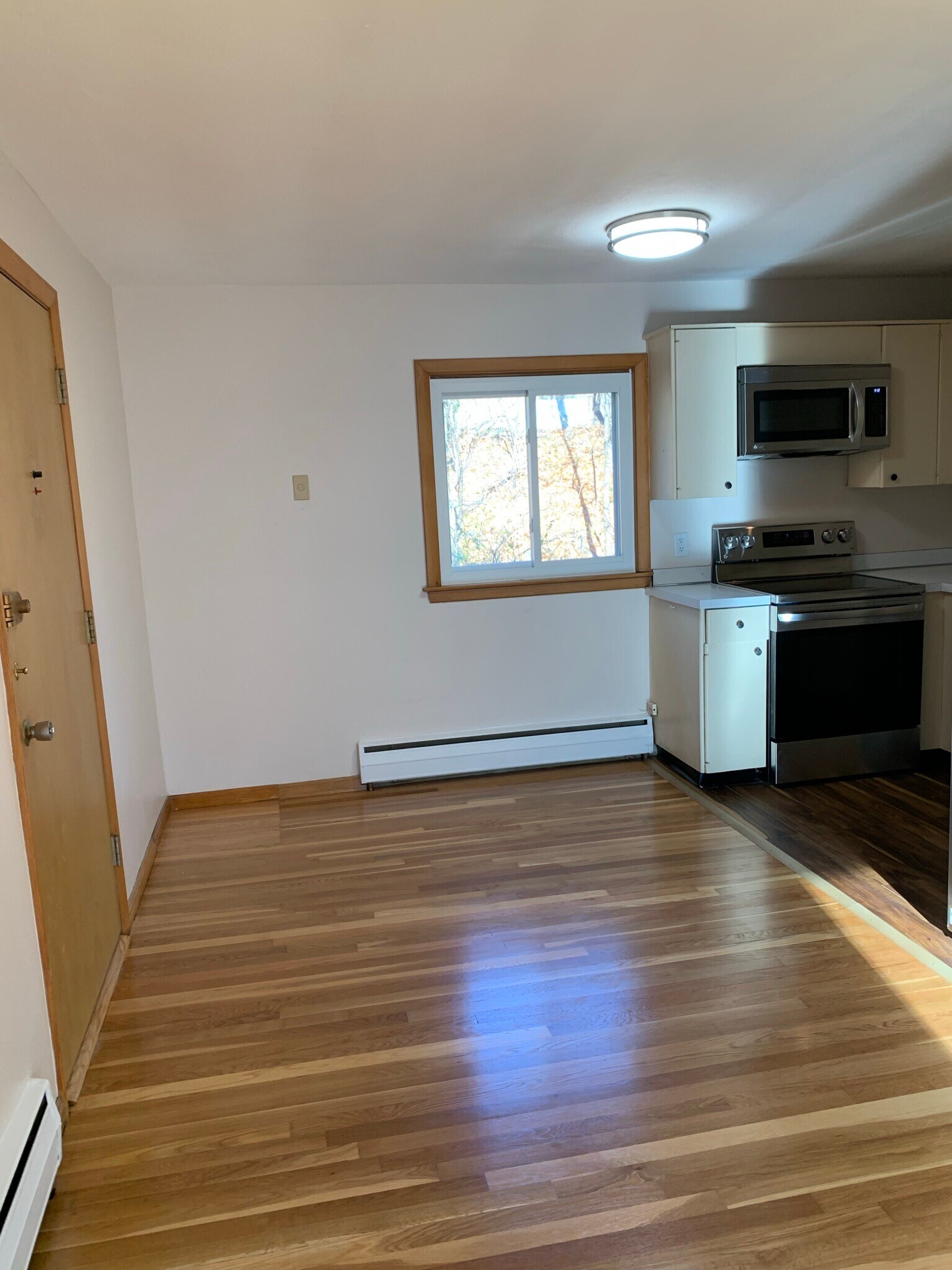 Dining Area - 96 Lionel Ave