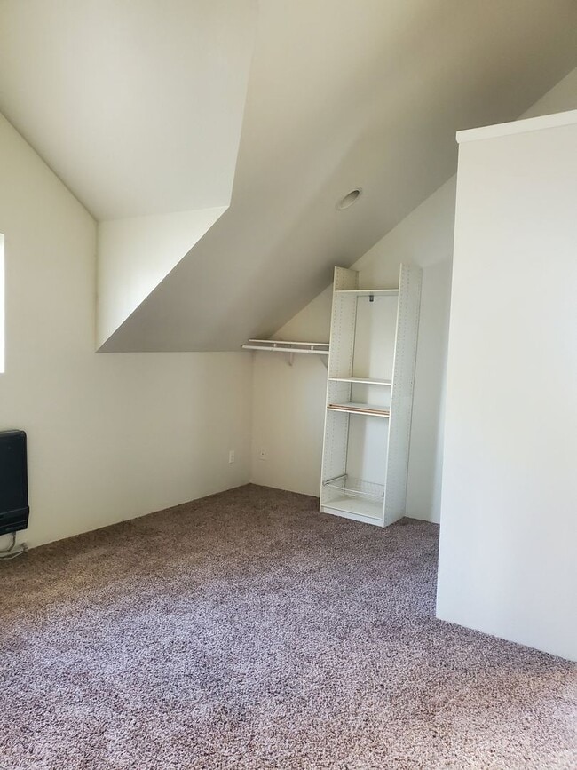 Building Photo - Large 1 Bedroom Home