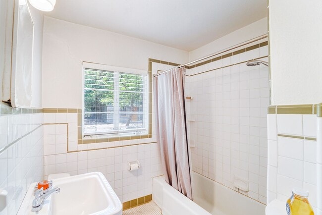 Building Photo - Charming Sycamore Street House