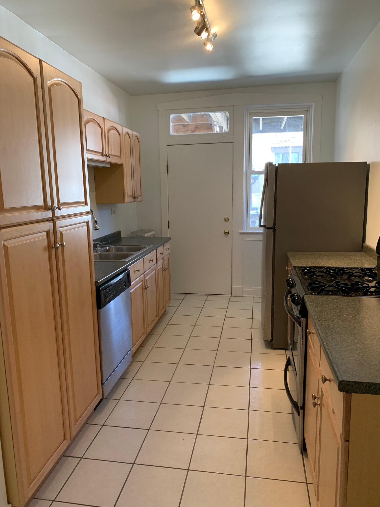 Building Photo - 1468 W Winnemac Ave