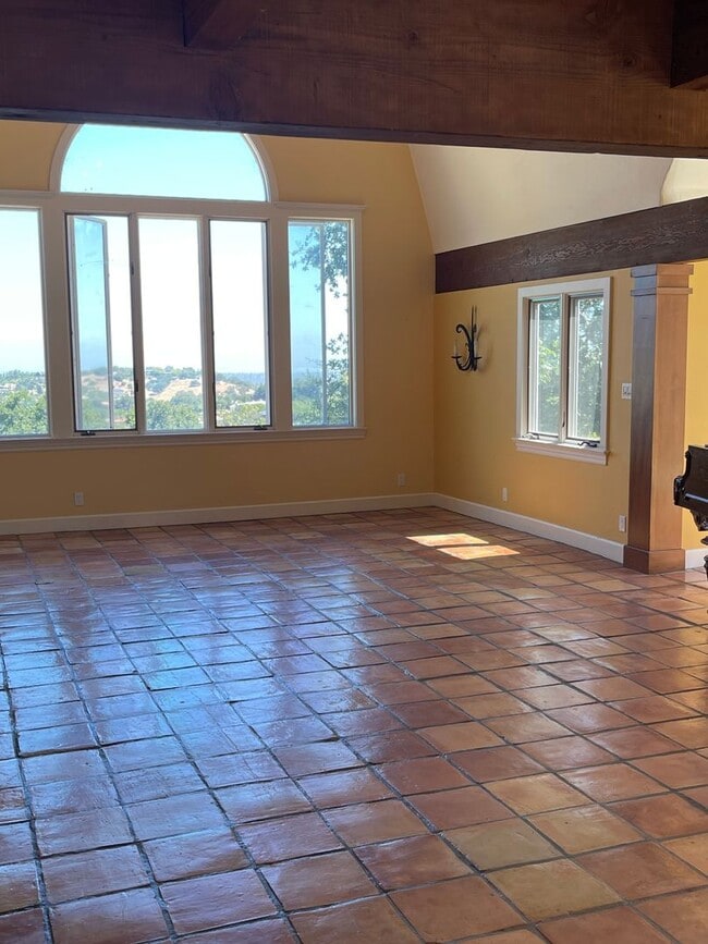 Building Photo - Spacious hilltop home, cul de sac location, fabulous views, Excellent Palo Alto Schools!