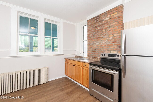 Building Photo - 338 Madison Ave