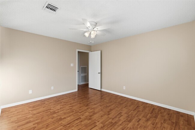 Building Photo - 5814 Viking Dr