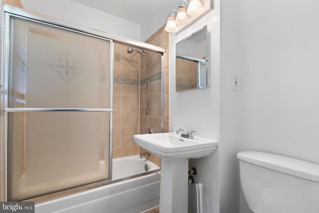 Building Photo - 10422 Floral Dr