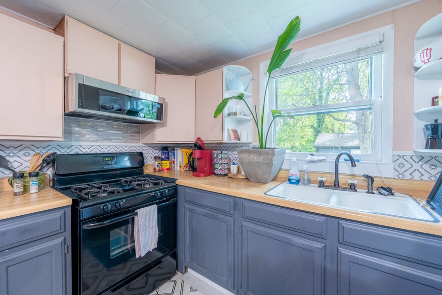 Building Photo - 1101 S Rogers St