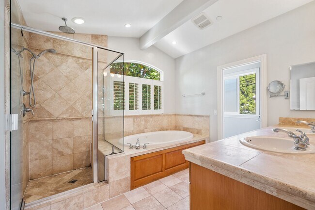 Building Photo - Spacious detached townhome available in So...