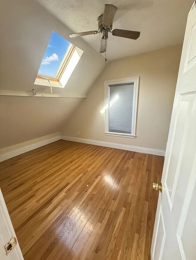 Building Photo - No Fee Single Family House with 5 Parking Spaces Included!  Laundry in Unit!