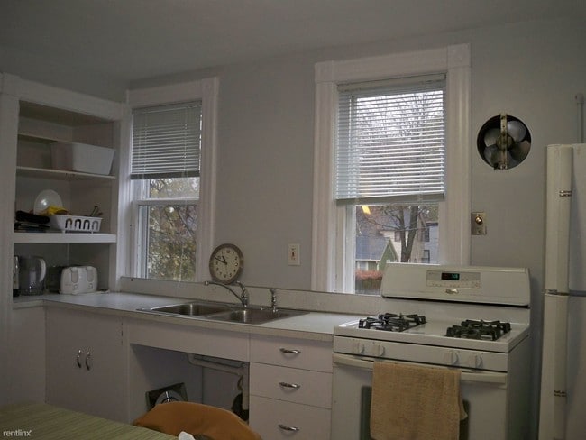 Building Photo - 2 br, 1 bath Duplex - 546 Lyon St NE Apt 2