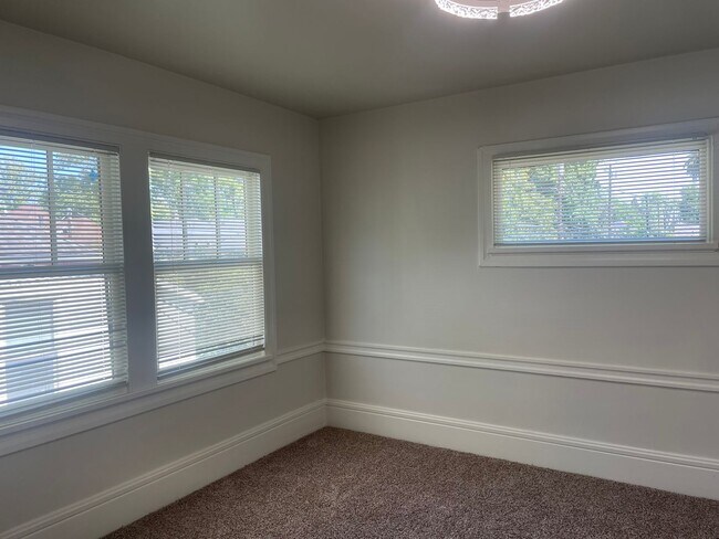 Building Photo - Two Bedroom 1 Bathroom Upstairs Unit