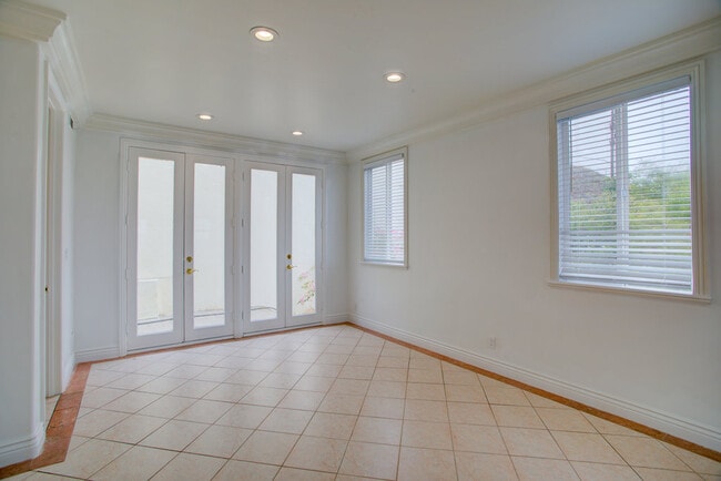 Building Photo - 4318 Mesa St